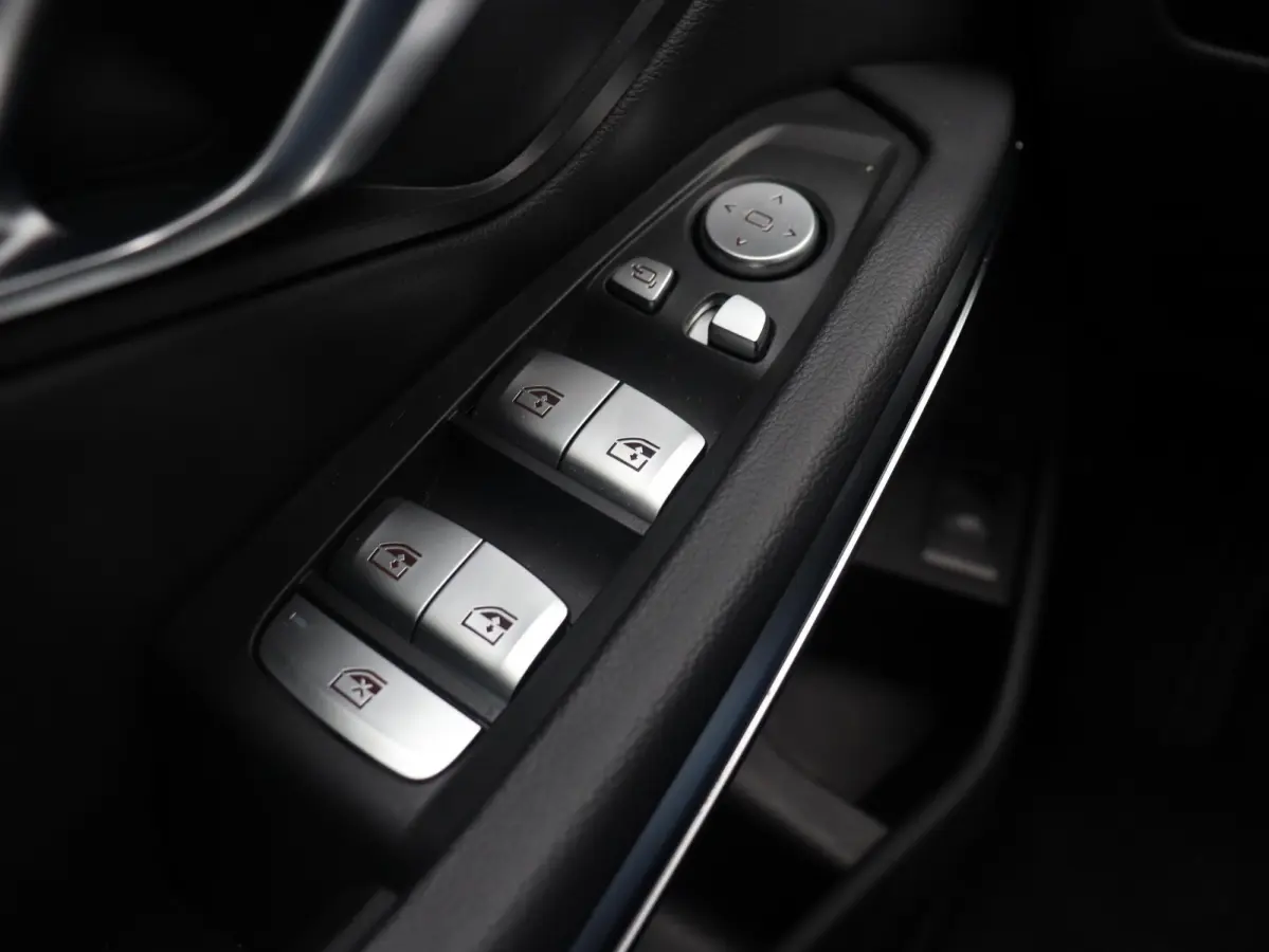 320i | M Sportpakket | Panodak | Trekhaak | Adaptive Cruise Control | Hi-Fi | Camera | Comfort Access | 18'' LMV