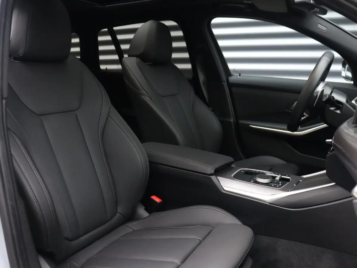 320i | M Sportpakket | Panodak | Trekhaak | Adaptive Cruise Control | Hi-Fi | Camera | Comfort Access | 18'' LMV
