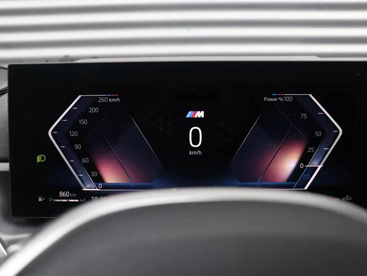 320i | M Sportpakket | Panodak | Trekhaak | Adaptive Cruise Control | Hi-Fi | Camera | Comfort Access | 18'' LMV