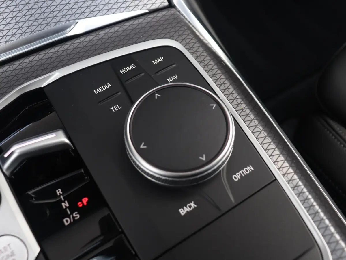 320i | M Sportpakket | Panodak | Trekhaak | Adaptive Cruise Control | Hi-Fi | Camera | Comfort Access | 18'' LMV