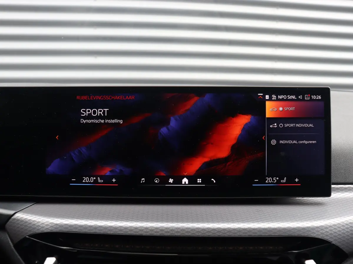 320i | M Sportpakket | Panodak | Trekhaak | Adaptive Cruise Control | Hi-Fi | Camera | Comfort Access | 18'' LMV