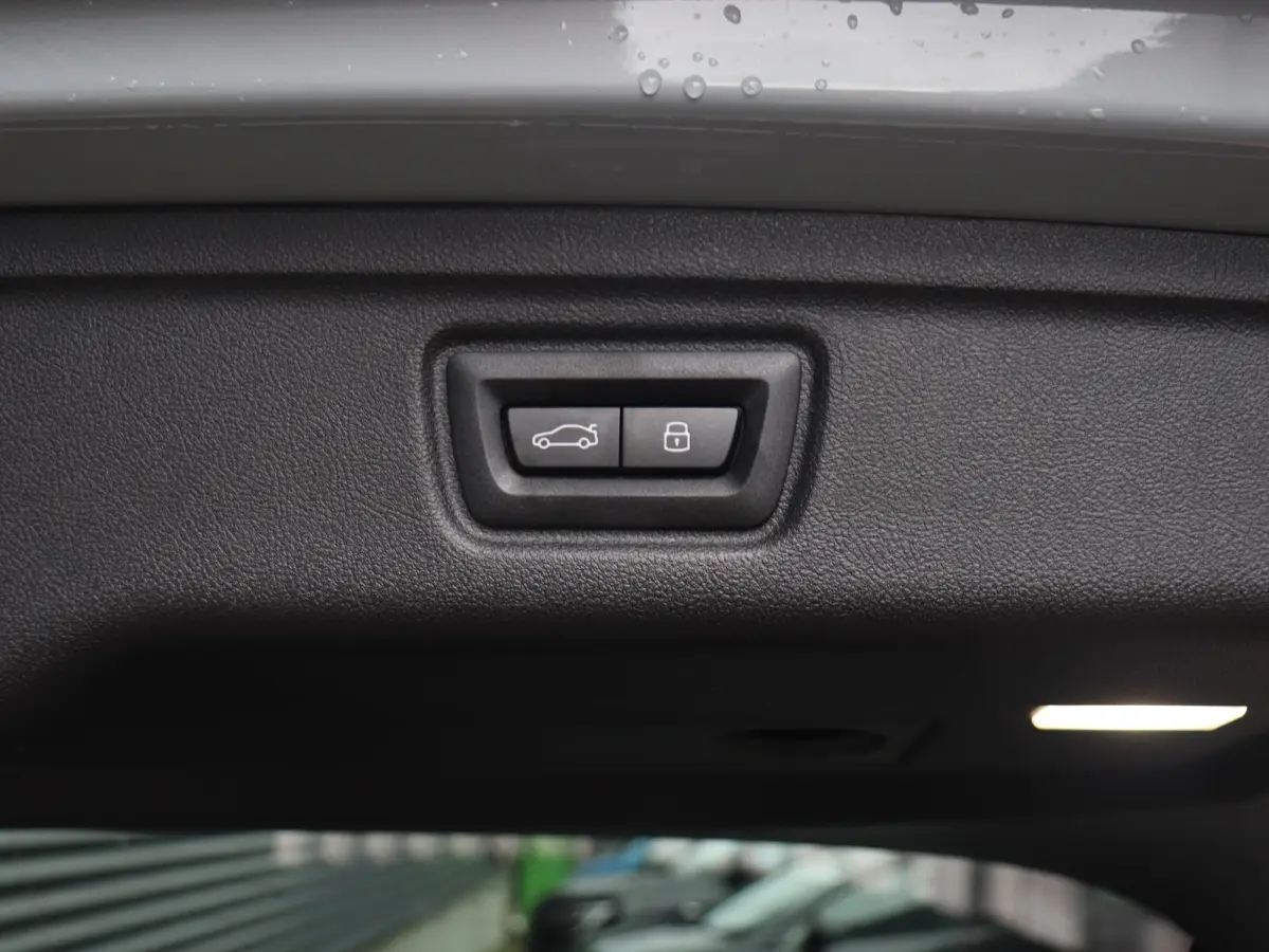 320i | M Sportpakket | Panodak | Trekhaak | Adaptive Cruise Control | Hi-Fi | Camera | Comfort Access | 18'' LMV