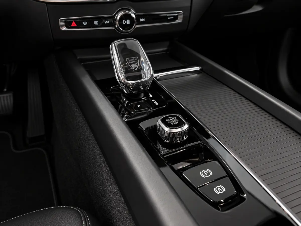 Ultra Black Edition Recharge Plug-In Hybrid AWD | Luchtvering | Trekhaak | Panoramadak | Stoel + Stuur Verwarming | 360 Camera | Memory Stoelen |