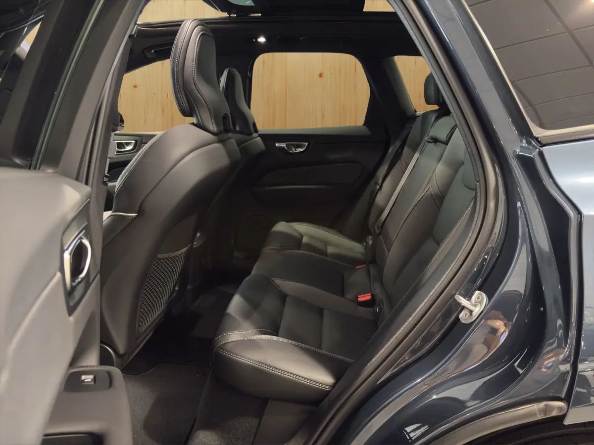 Ultra Black Edition Recharge Plug-In Hybrid AWD | Luchtvering | Trekhaak | Panoramadak | Stoel + Stuur Verwarming | 360 Camera | Memory Stoelen |