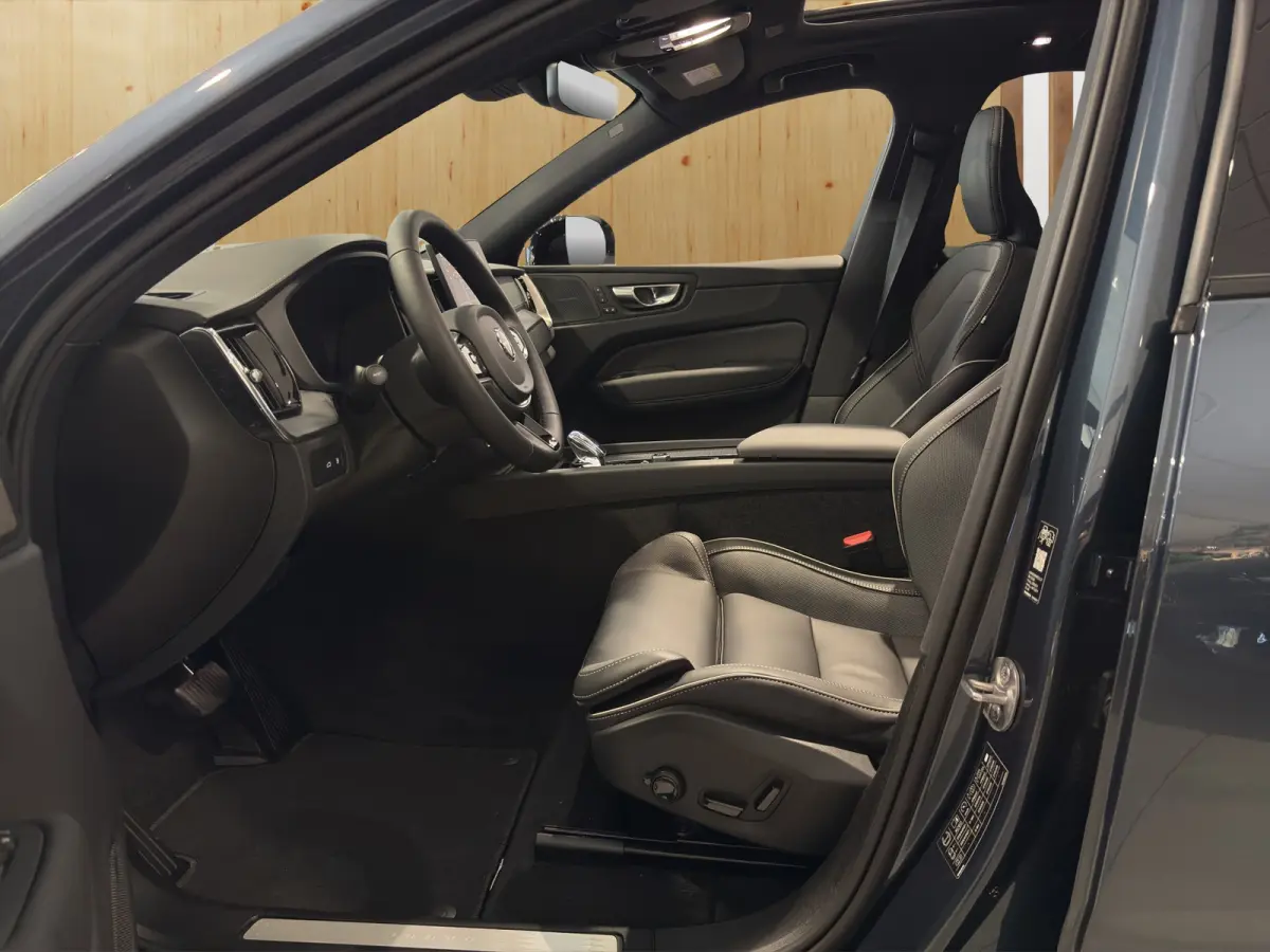 Ultra Black Edition Recharge Plug-In Hybrid AWD | Luchtvering | Trekhaak | Panoramadak | Stoel + Stuur Verwarming | 360 Camera | Memory Stoelen |