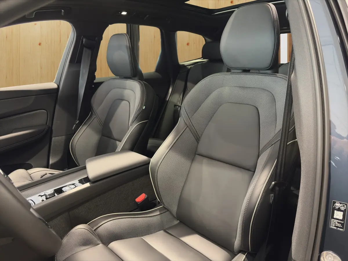 Ultra Black Edition Recharge Plug-In Hybrid AWD | Luchtvering | Trekhaak | Panoramadak | Stoel + Stuur Verwarming | 360 Camera | Memory Stoelen |