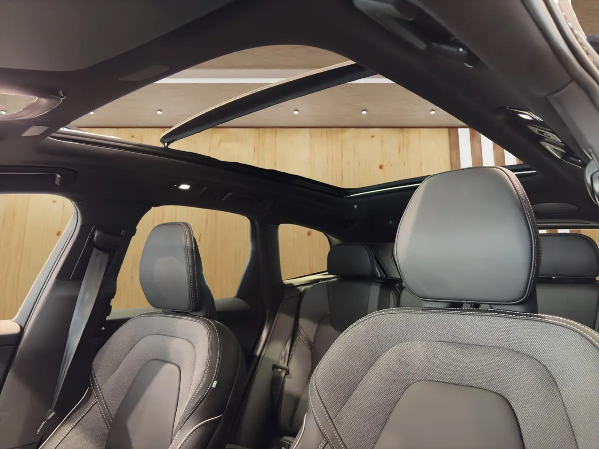 Ultra Black Edition Recharge Plug-In Hybrid AWD | Luchtvering | Trekhaak | Panoramadak | Stoel + Stuur Verwarming | 360 Camera | Memory Stoelen |