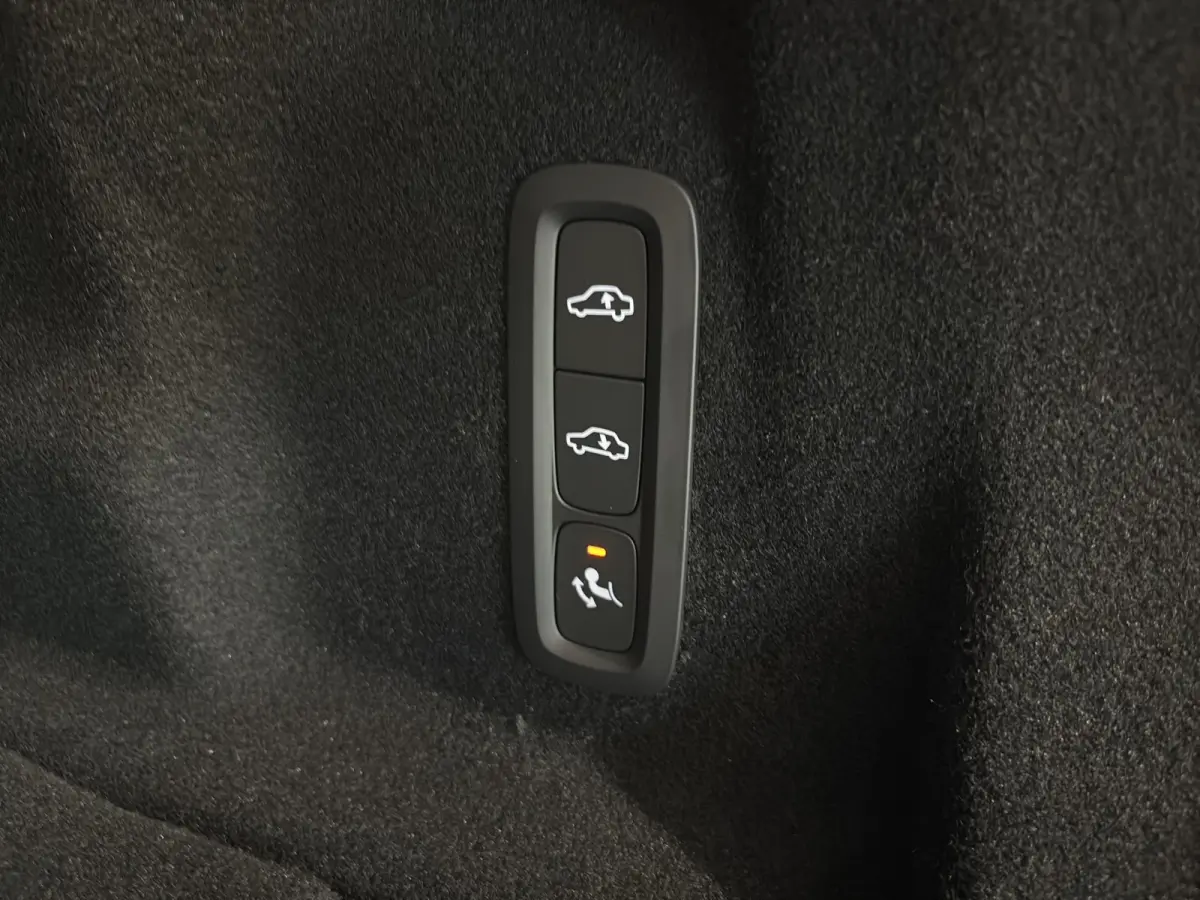Ultra Black Edition Recharge Plug-In Hybrid AWD | Luchtvering | Trekhaak | Panoramadak | Stoel + Stuur Verwarming | 360 Camera | Memory Stoelen |
