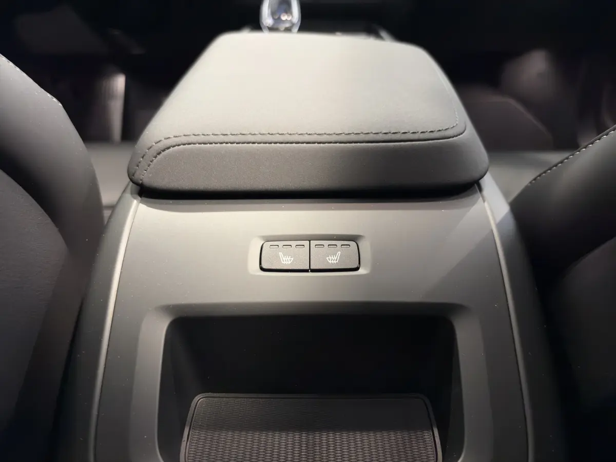 Ultra Black Edition Recharge Plug-In Hybrid AWD | Luchtvering | Trekhaak | Panoramadak | Stoel + Stuur Verwarming | 360 Camera | Memory Stoelen |