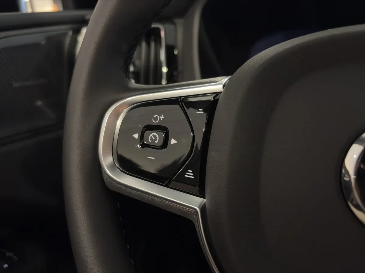 Ultra Black Edition Recharge Plug-In Hybrid AWD | Luchtvering | Trekhaak | Panoramadak | Stoel + Stuur Verwarming | 360 Camera | Memory Stoelen |