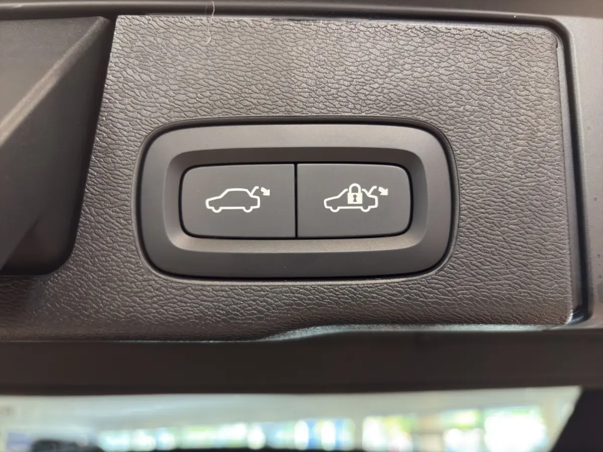 Ultra Black Edition Recharge Plug-In Hybrid AWD | Luchtvering | Trekhaak | Panoramadak | Stoel + Stuur Verwarming | 360 Camera | Memory Stoelen |