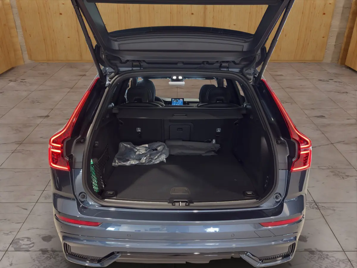 Ultra Black Edition Recharge Plug-In Hybrid AWD | Luchtvering | Trekhaak | Panoramadak | Stoel + Stuur Verwarming | 360 Camera | Memory Stoelen |