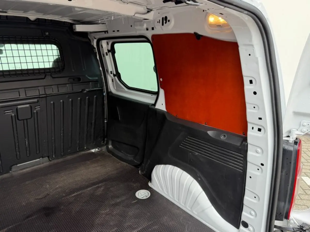 1.5 BlueHDi met Leer, 2 Voorstoelen, PDC, Trekhaak