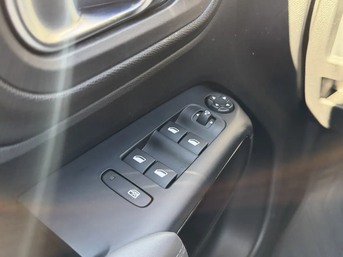 1.6 Plug-in Hybrid 225 Feel / Camera / Sensoren V+A / Keyless / Carplay / 18'' LM /
