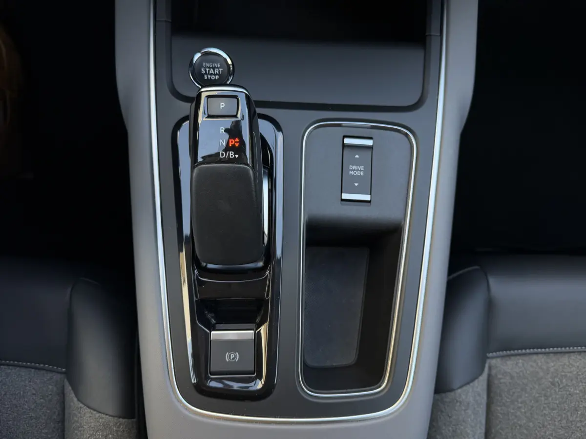 1.6 Plug-in Hybrid 225 Feel / Camera / Sensoren V+A / Keyless / Carplay / 18'' LM /