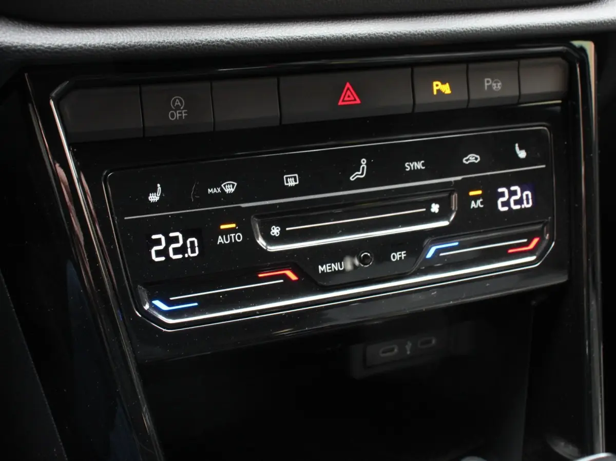 1.5 TSI DSG R-Line Climate control Adaptieve cruise control LED Navigatie Achteruitrijcamera Parkeersensoren Apple Carplay Android Auto Radio