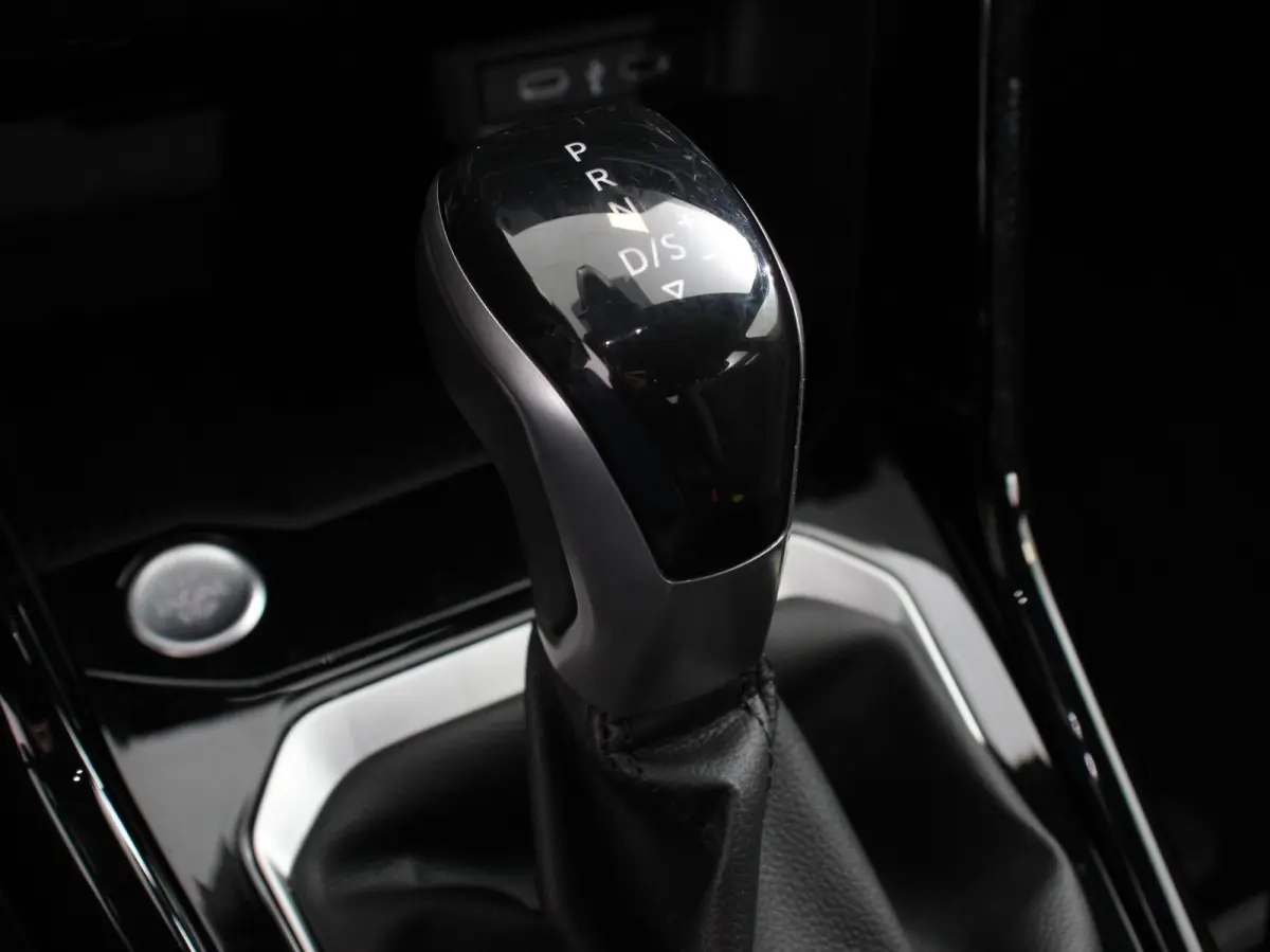 1.5 TSI DSG R-Line Climate control Adaptieve cruise control LED Navigatie Achteruitrijcamera Parkeersensoren Apple Carplay Android Auto Radio