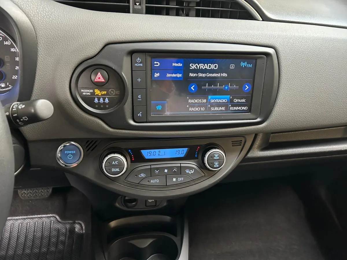 1.5 Hybrid Dynamic | Apple Carplay / Android Auto | Parkeersensoren Voor | Parkeercamera Achter | Lichtsensor + Regensensor | Cruise Control | Rijstrooksensor | 15"Lichtmetalen Velgen