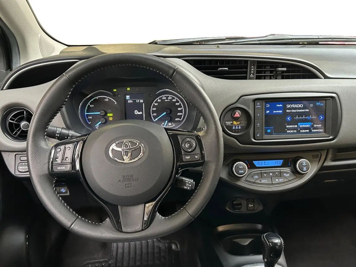 1.5 Hybrid Dynamic | Apple Carplay / Android Auto | Parkeersensoren Voor | Parkeercamera Achter | Lichtsensor + Regensensor | Cruise Control | Rijstrooksensor | 15"Lichtmetalen Velgen