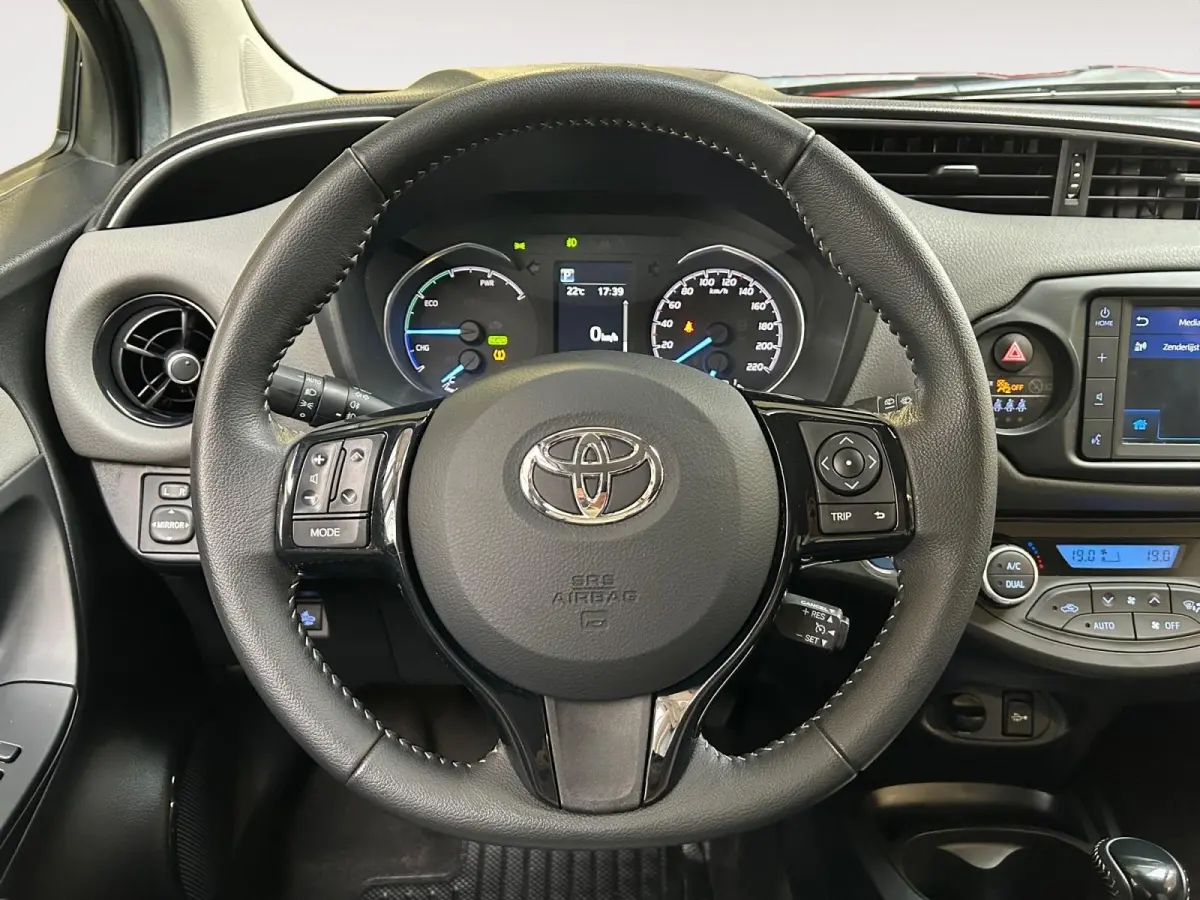1.5 Hybrid Dynamic | Apple Carplay / Android Auto | Parkeersensoren Voor | Parkeercamera Achter | Lichtsensor + Regensensor | Cruise Control | Rijstrooksensor | 15"Lichtmetalen Velgen