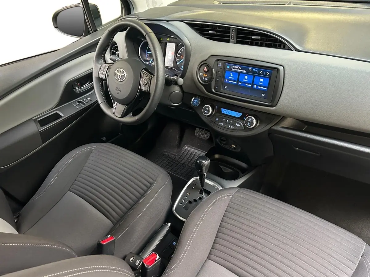 1.5 Hybrid Dynamic | Apple Carplay / Android Auto | Parkeersensoren Voor | Parkeercamera Achter | Lichtsensor + Regensensor | Cruise Control | Rijstrooksensor | 15"Lichtmetalen Velgen