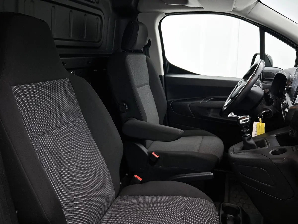 1.5D L2H1 Standaard licht metalen velgen | apple carplay(navigatie) |alles in kleur | camera | trekhaak.