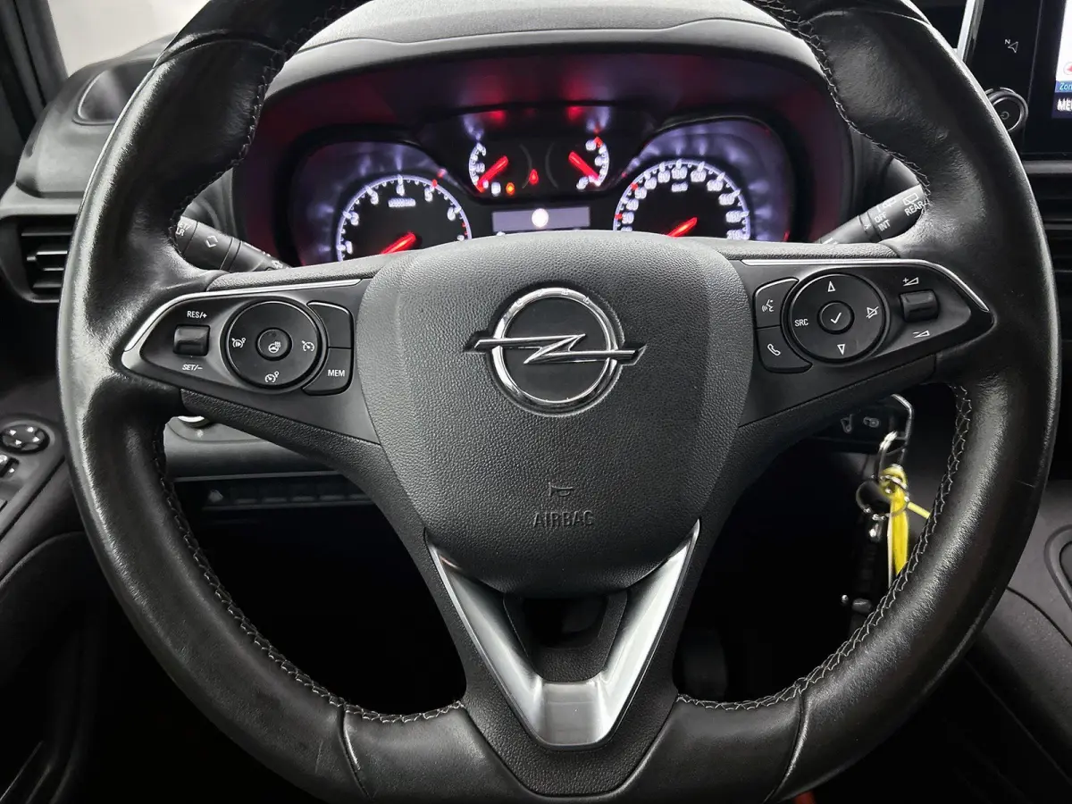 1.5D L2H1 Standaard licht metalen velgen | apple carplay(navigatie) |alles in kleur | camera | trekhaak.