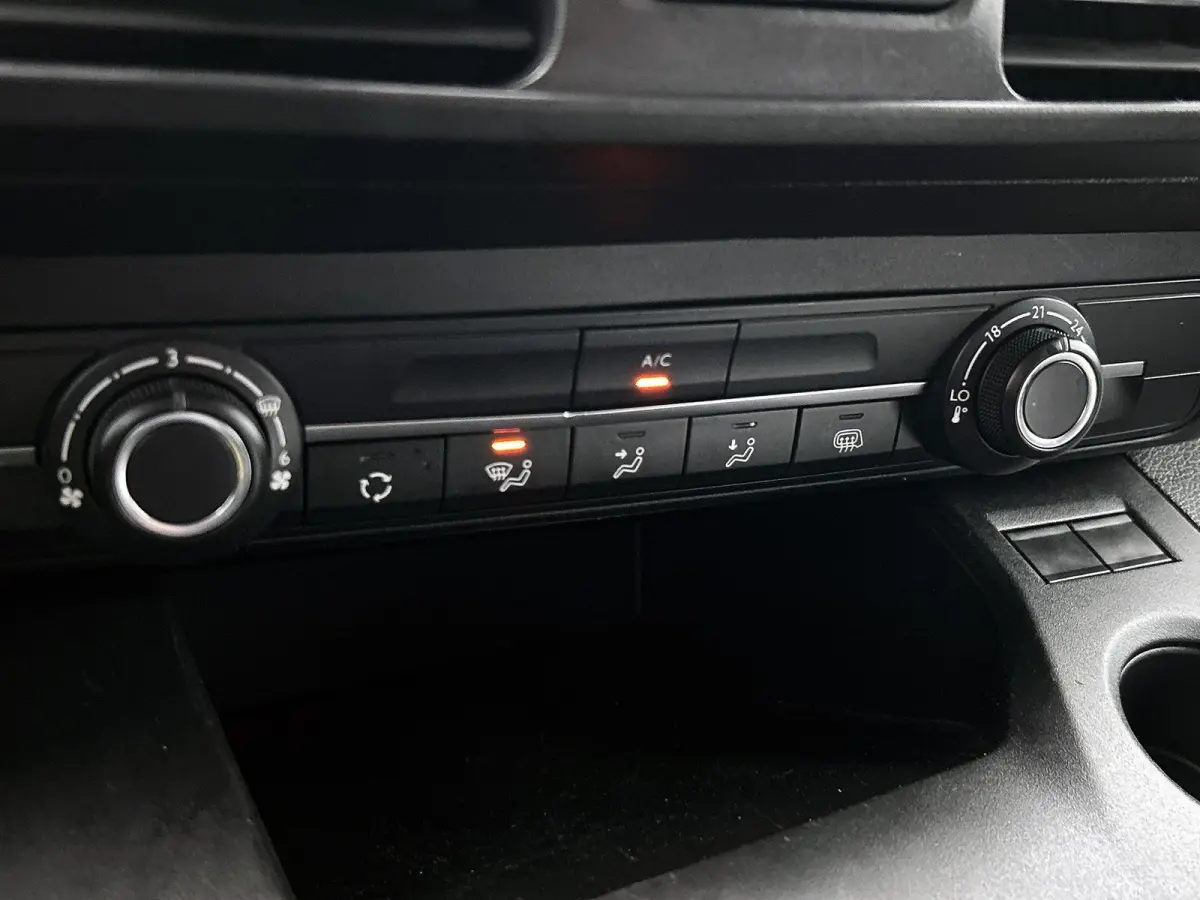1.5D L2H1 Standaard licht metalen velgen | apple carplay(navigatie) |alles in kleur | camera | trekhaak.