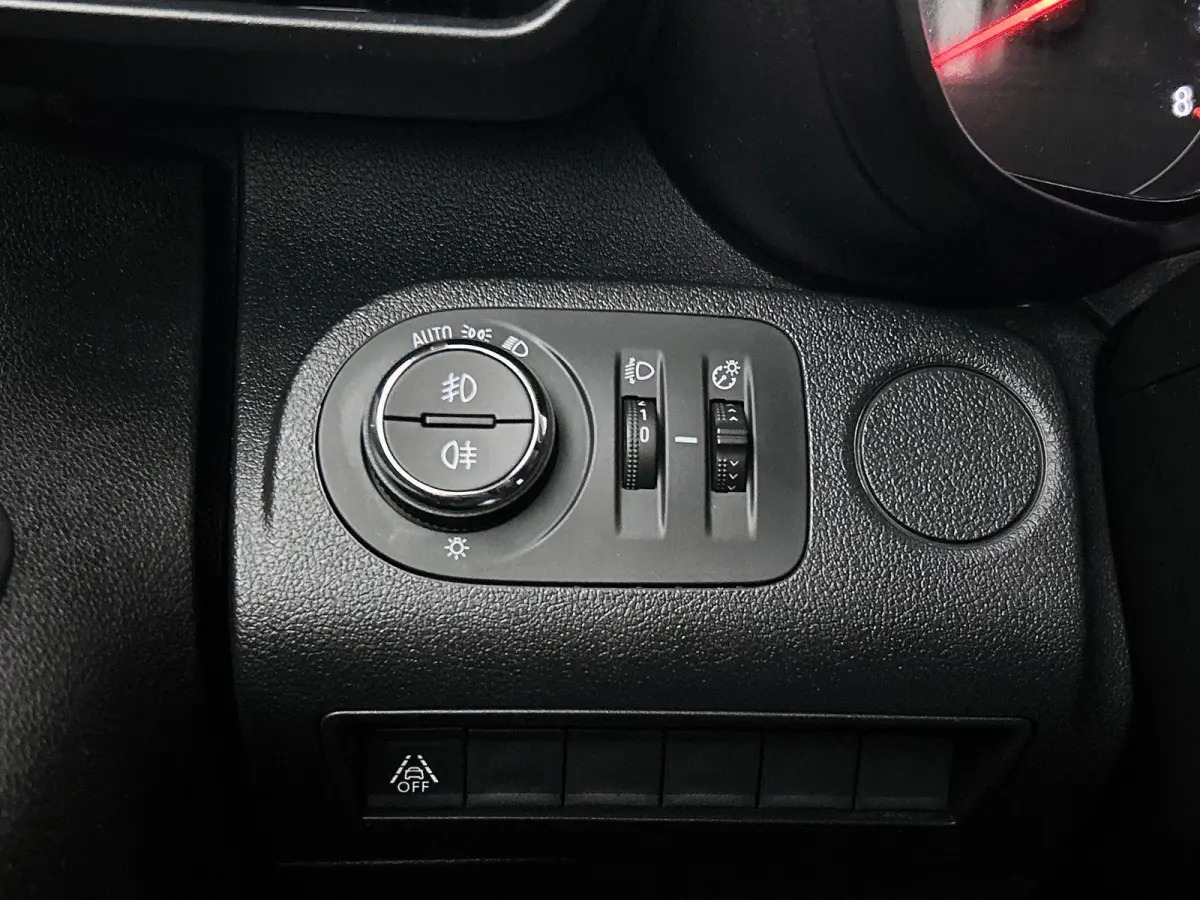 1.5D L2H1 Standaard licht metalen velgen | apple carplay(navigatie) |alles in kleur | camera | trekhaak.