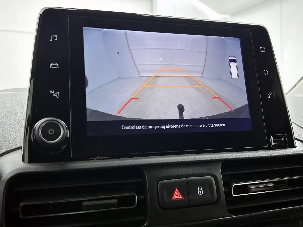 1.5D L2H1 Standaard licht metalen velgen | apple carplay(navigatie) |alles in kleur | camera | trekhaak.