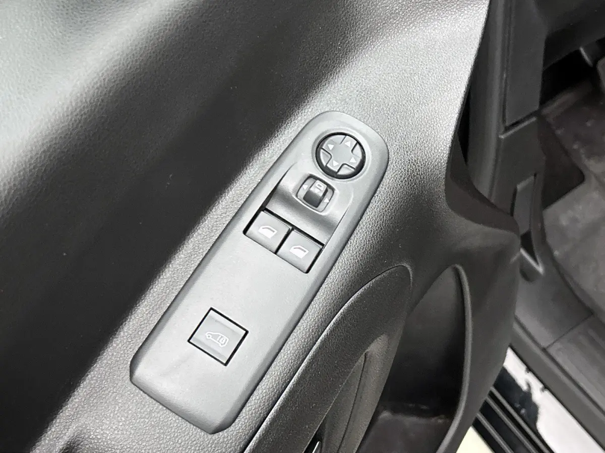 1.5D L2H1 Standaard licht metalen velgen | apple carplay(navigatie) |alles in kleur | camera | trekhaak.