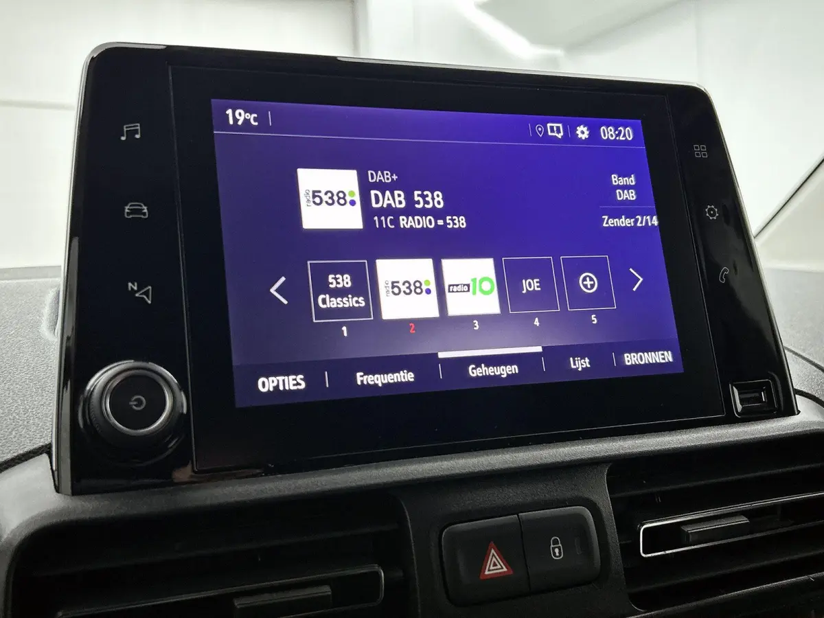 1.5D L2H1 Standaard licht metalen velgen | apple carplay(navigatie) |alles in kleur | camera | trekhaak.