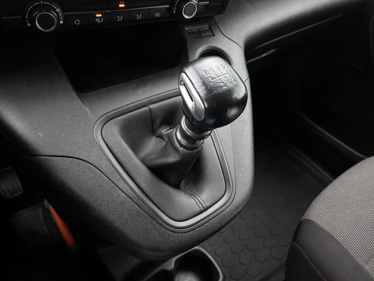 1.5D L2H1 Standaard licht metalen velgen | apple carplay(navigatie) |alles in kleur | camera | trekhaak.