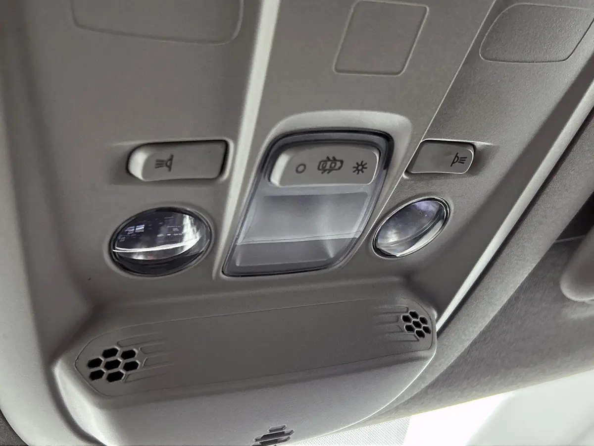 1.5D L2H1 Standaard licht metalen velgen | apple carplay(navigatie) |alles in kleur | camera | trekhaak.