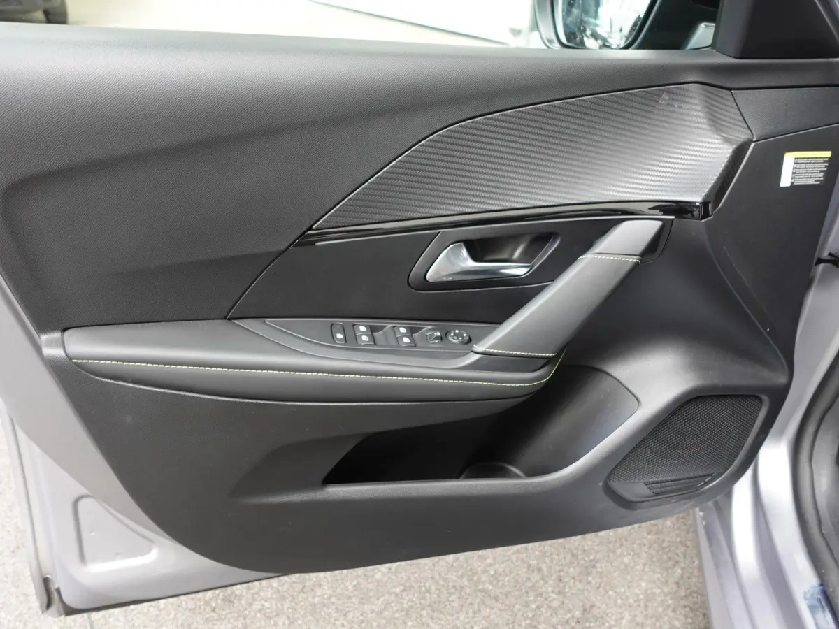 1.2 PureTech 100pk Automaat GT-Line Peugeot 208 1.2 PureTech 100pk Aut. GT-Line Navigatie Apple Carplay/Android Auto Camera Parkeersensoren Adaptive Cruise Control Blind Spot Assist Virtual 