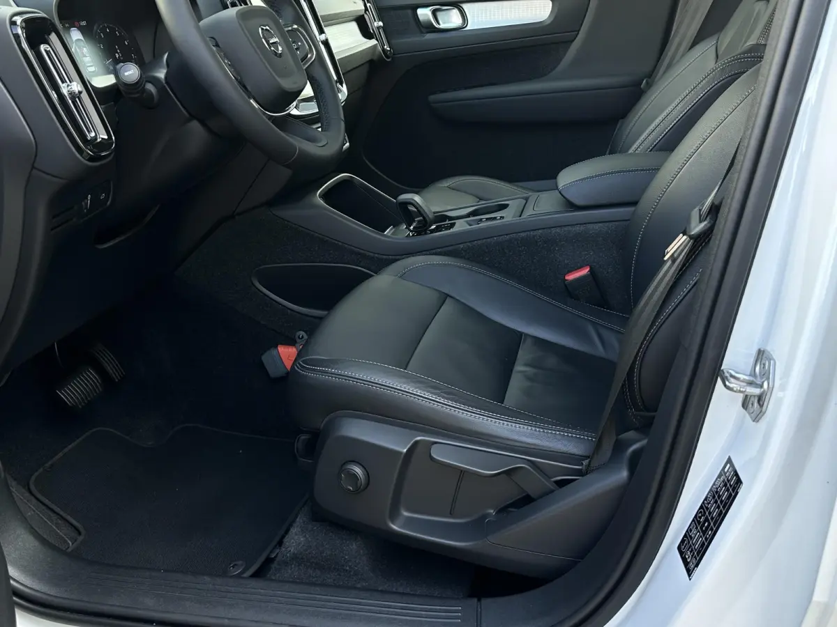 1.5 T2 Momentum Business | Camera/Carplay/Lederen bekleding/Adapt.Cruise/18"