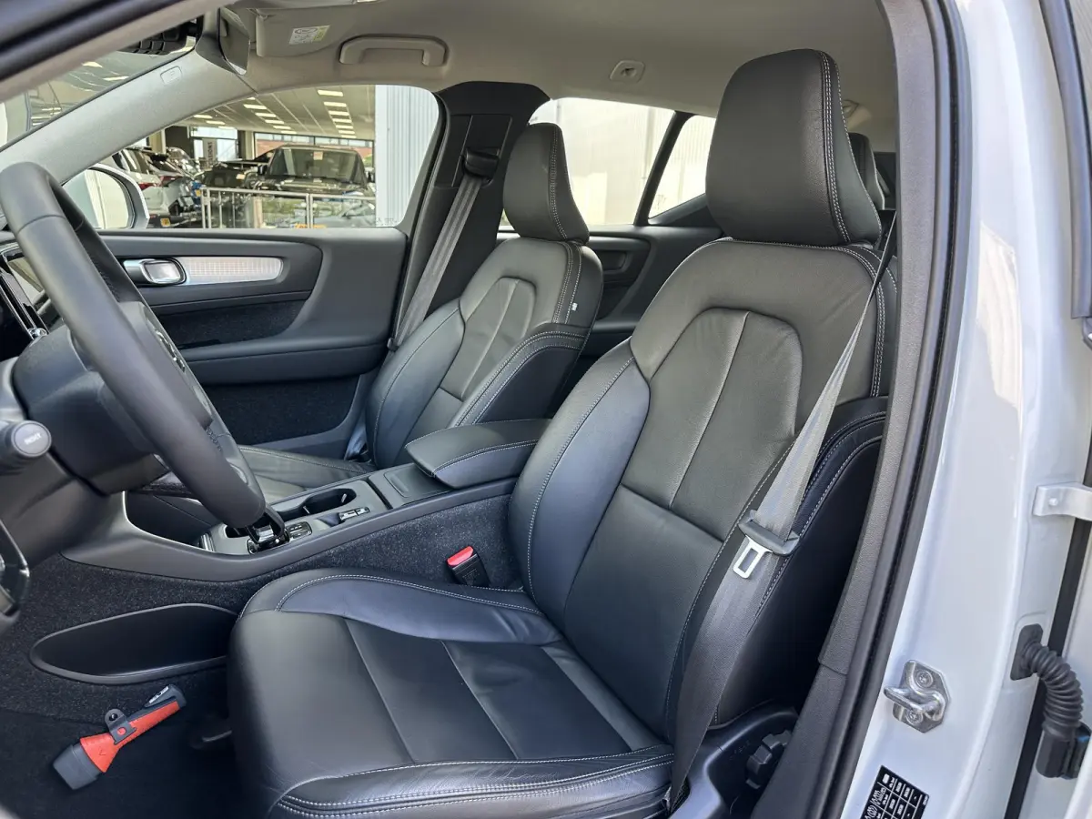 1.5 T2 Momentum Business | Camera/Carplay/Lederen bekleding/Adapt.Cruise/18"