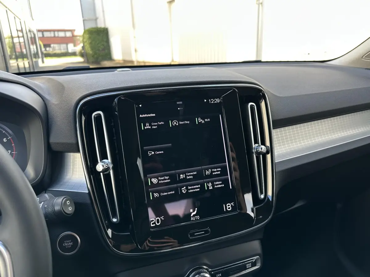 1.5 T2 Momentum Business | Camera/Carplay/Lederen bekleding/Adapt.Cruise/18"