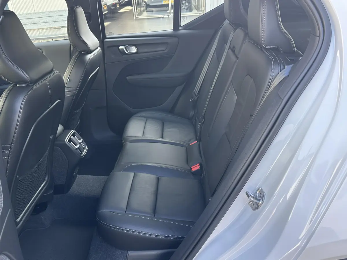 1.5 T2 Momentum Business | Camera/Carplay/Lederen bekleding/Adapt.Cruise/18"