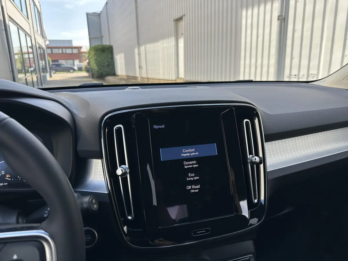 1.5 T2 Momentum Business | Camera/Carplay/Lederen bekleding/Adapt.Cruise/18"