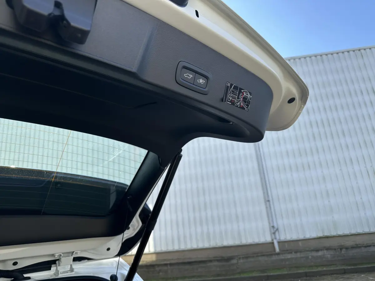1.5 T2 Momentum Business | Camera/Carplay/Lederen bekleding/Adapt.Cruise/18"