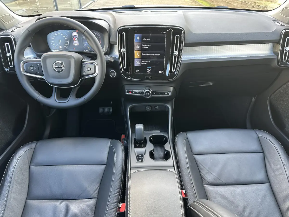 1.5 T2 Momentum Business | Camera/Carplay/Lederen bekleding/Adapt.Cruise/18"