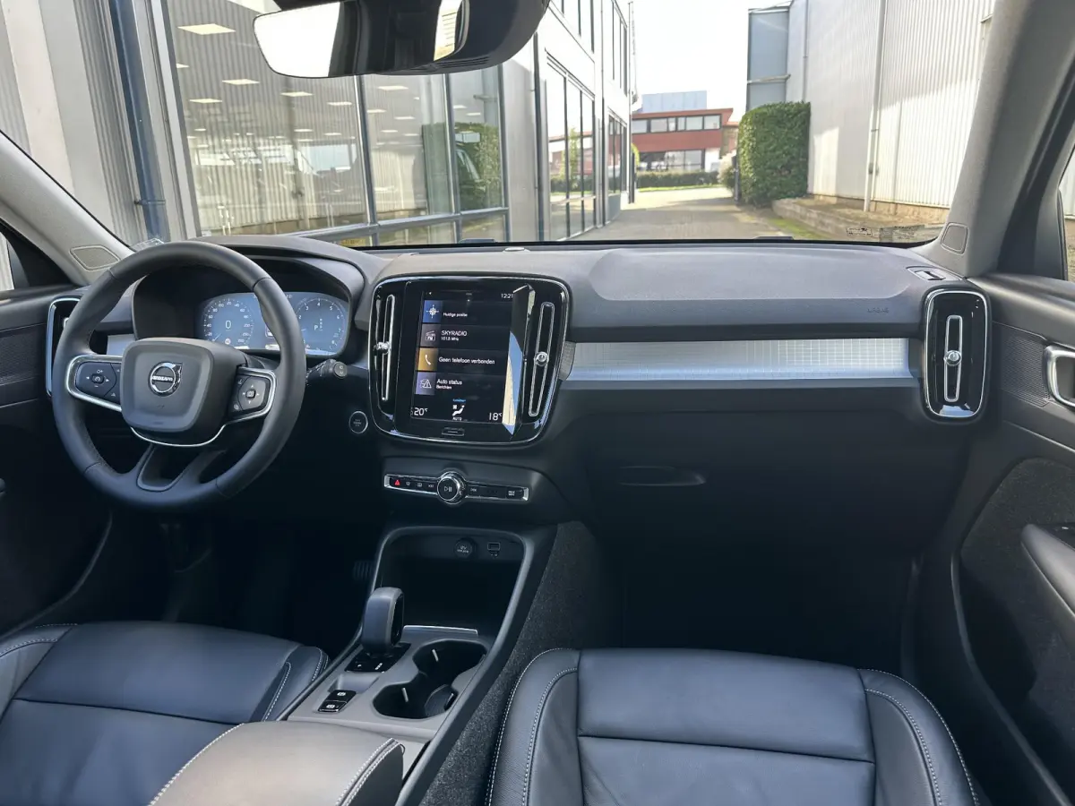 1.5 T2 Momentum Business | Camera/Carplay/Lederen bekleding/Adapt.Cruise/18"