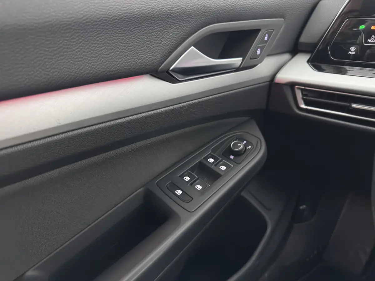 1.0 TSI Life *FULL-LED | ADAPTIVE-CRUISE | DIGI-COCKPIT | NAVI-FULLMAP | AMBIENTLIGHT | COMFORTSEATS | CAMERA | KEYLESS | DAB+ | PRIVACY-GLASS | ECC | PDC | 17''ALU*