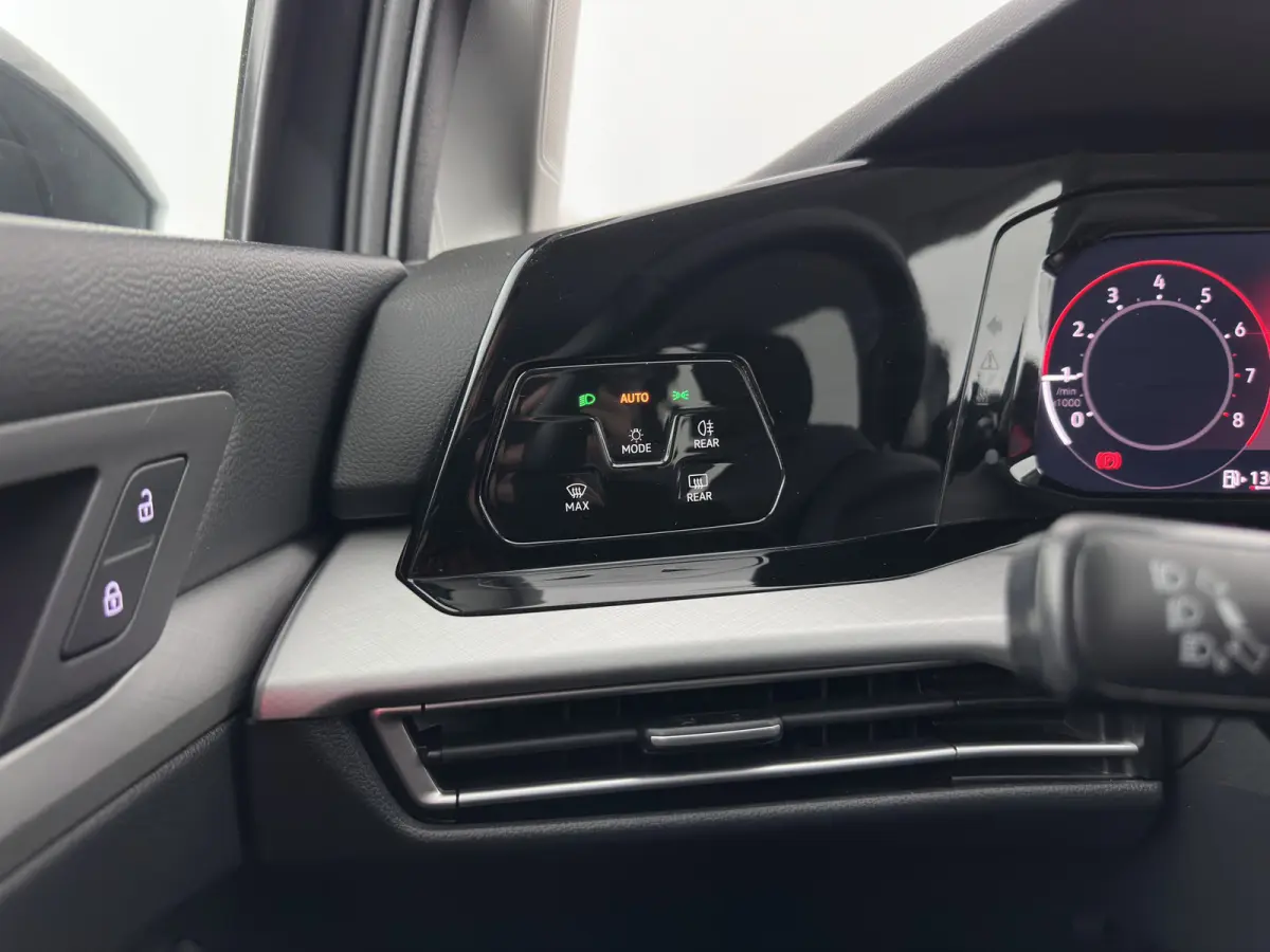 1.0 TSI Life *FULL-LED | ADAPTIVE-CRUISE | DIGI-COCKPIT | NAVI-FULLMAP | AMBIENTLIGHT | COMFORTSEATS | CAMERA | KEYLESS | DAB+ | PRIVACY-GLASS | ECC | PDC | 17''ALU*