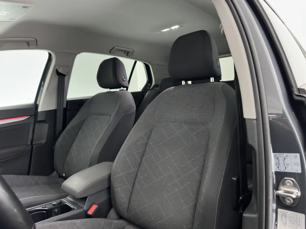 1.0 TSI Life *FULL-LED | ADAPTIVE-CRUISE | DIGI-COCKPIT | NAVI-FULLMAP | AMBIENTLIGHT | COMFORTSEATS | CAMERA | KEYLESS | DAB+ | PRIVACY-GLASS | ECC | PDC | 17''ALU*