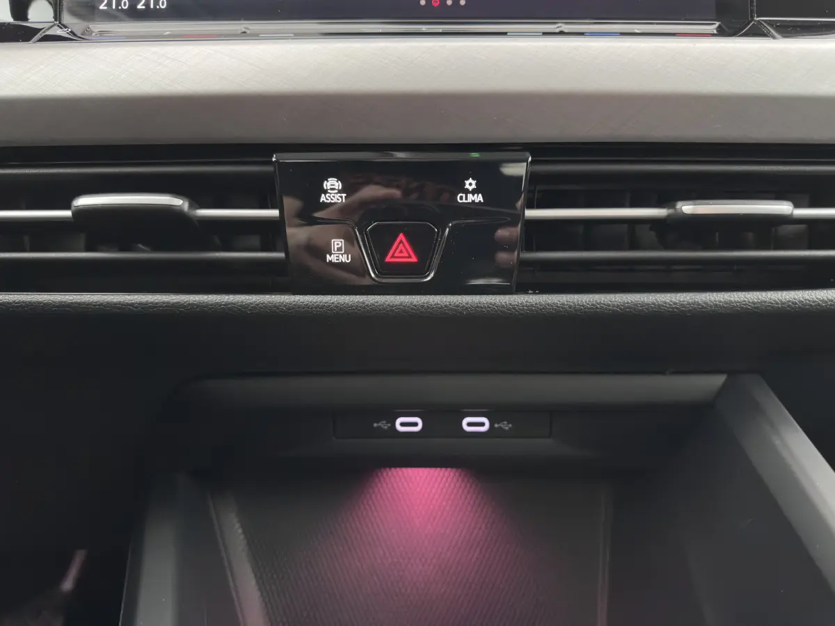 1.0 TSI Life *FULL-LED | ADAPTIVE-CRUISE | DIGI-COCKPIT | NAVI-FULLMAP | AMBIENTLIGHT | COMFORTSEATS | CAMERA | KEYLESS | DAB+ | PRIVACY-GLASS | ECC | PDC | 17''ALU*