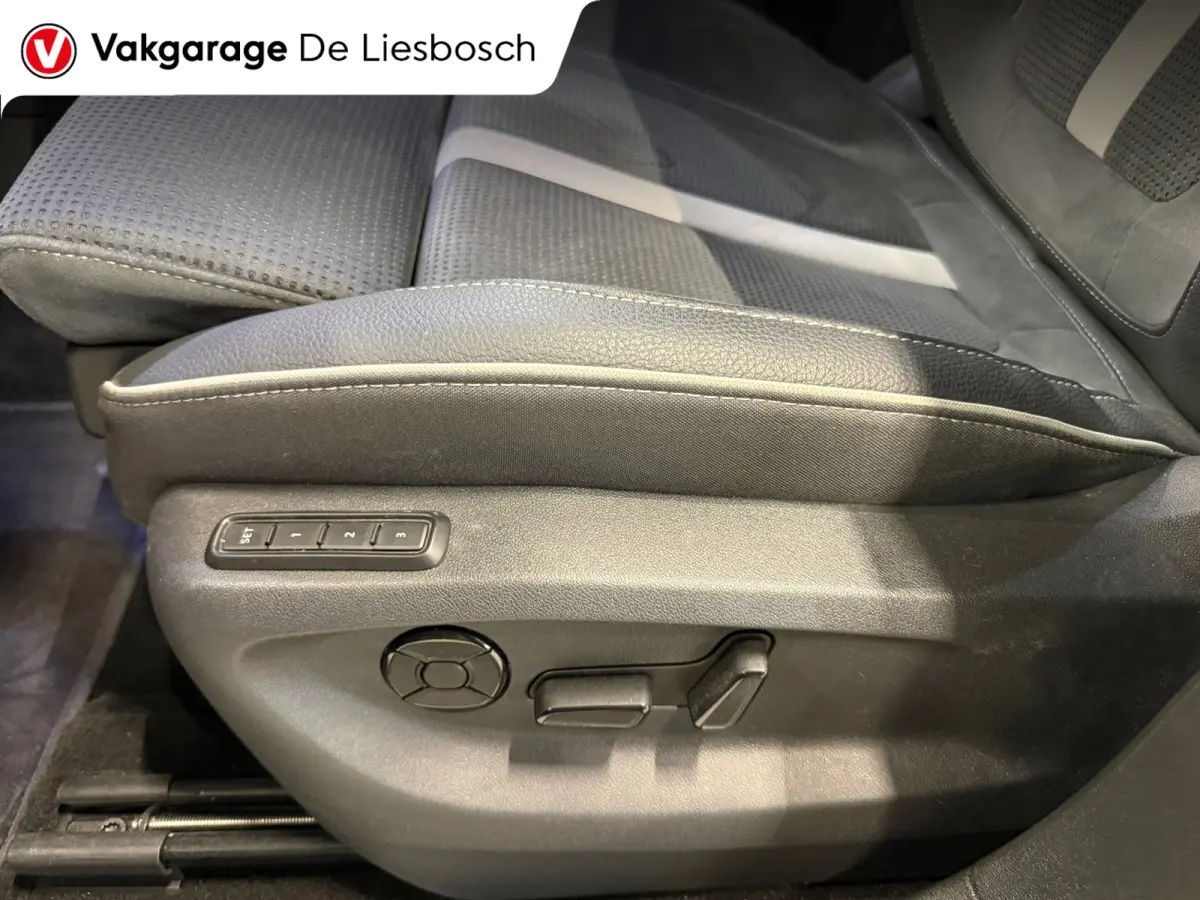 1.5 TSI PHEV Sportline Business / navi / virtual / matrix / carplay