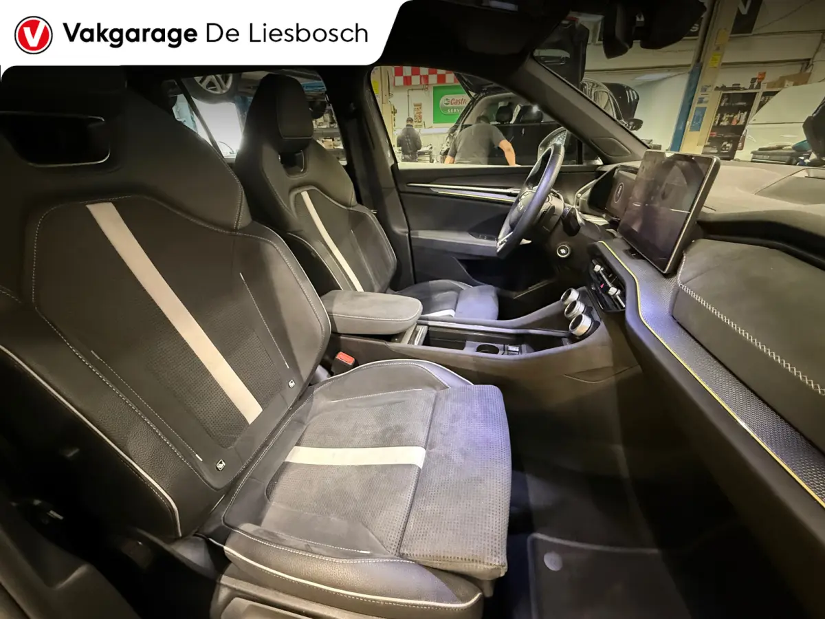 1.5 TSI PHEV Sportline Business / navi / virtual / matrix / carplay