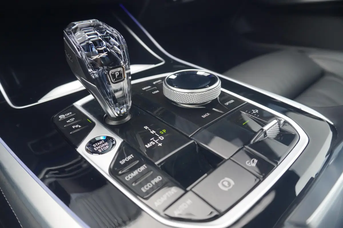 xDrive40i | M Sportpakket | Panoramadak Sky Lounge | Bowers & Wilkins | Driving Assistant Professional | Trekhaak | 6 zitplaatsen